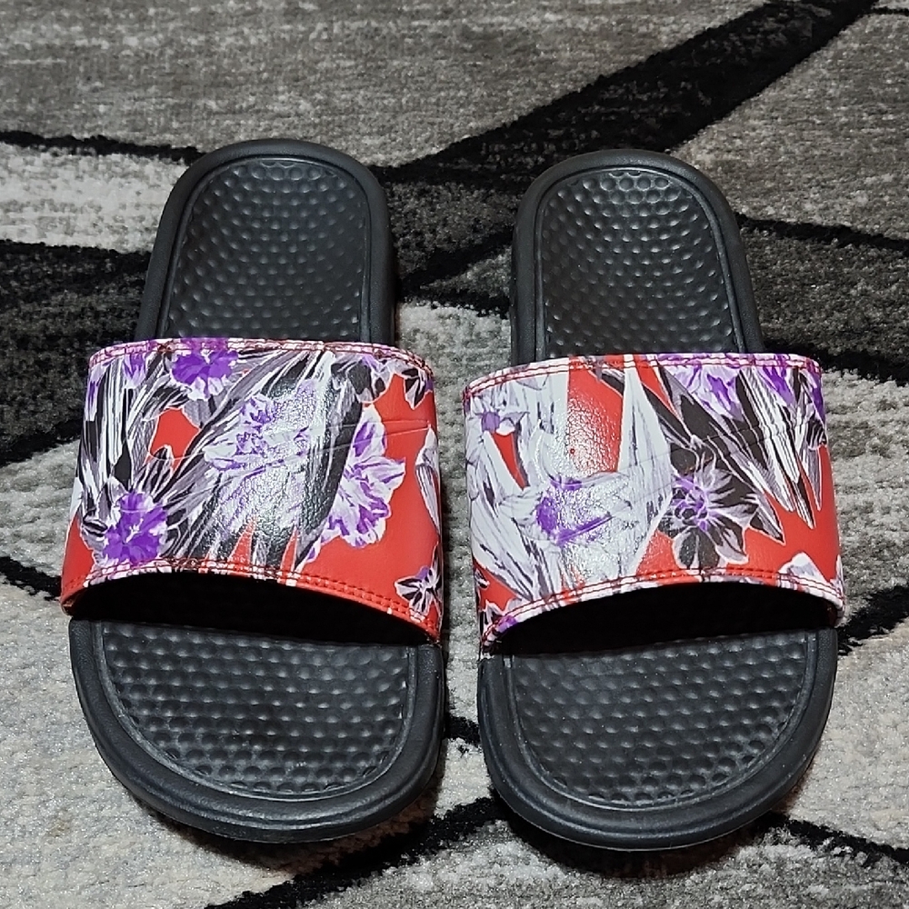 NIKE BENASSI JDI FLORAL PRINT EMBOSSED SWOOSH TEXTURED SLIDE SANDLES